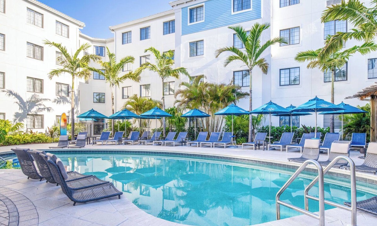 Park Shore Hotel | Suite w/Living Area & Kitchen | Free Breakfast