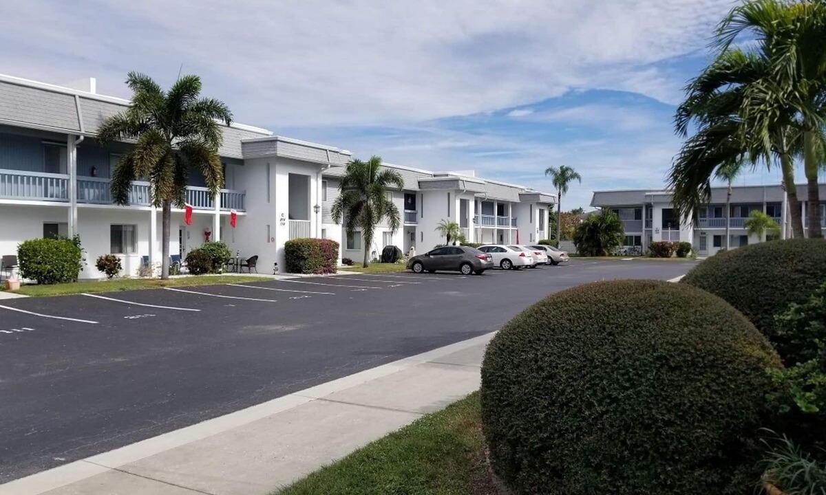 Edgewater Condo | Summer every day of the year, come stay with us.