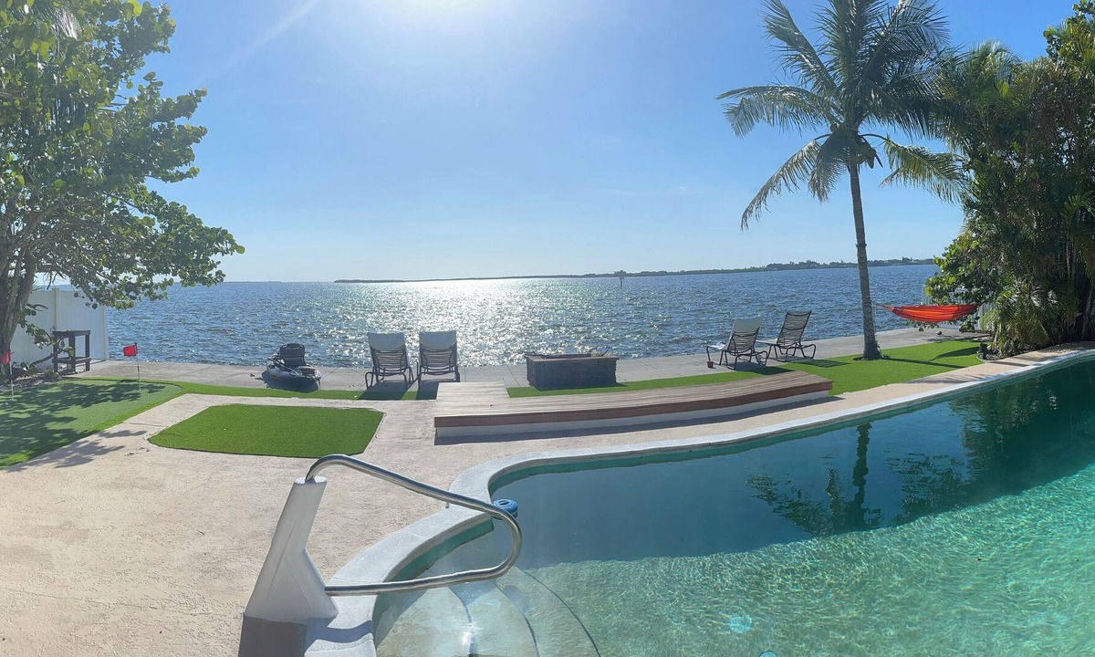 Palmetto House | SUNSET HAVEN-AMAZING VIEWS-WATERFRONT POOL WITH PRIVACY-FISHING-PUTTING GREEN