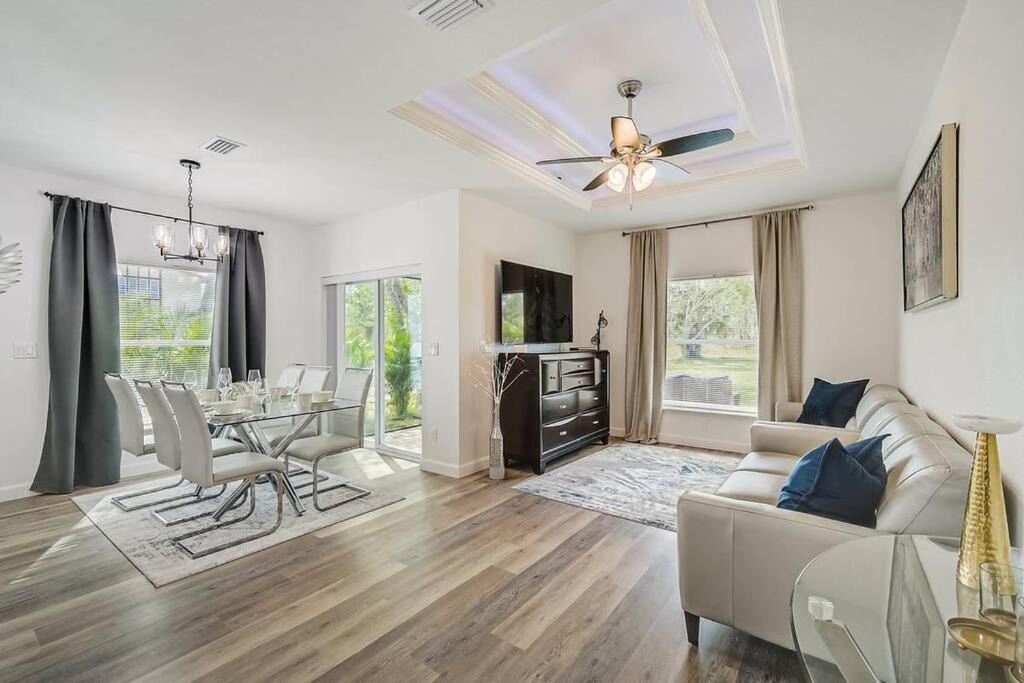 Oakland Hills Villa | SW Florida Luxury Modern Retreat, King Bed Suite , Close to Beaches/Golfing/Fishing/Air Ports , 2023 Built