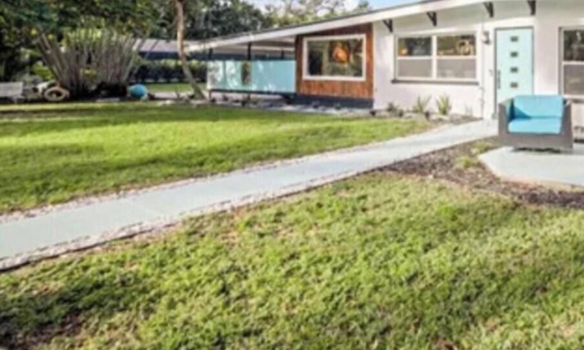 Valencia Terrace House | The ATOMIC ART HOUSE- HGTV Featured Artist Mid-Century Retreat Sleeps 6