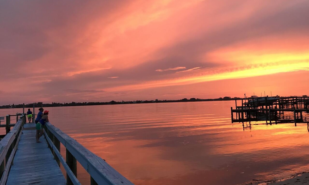 Englewood Cottage | The Beach House. Lemon Bay Waterfront, Heated Pool, Deck, Tiki Hut, Beach 5 min.