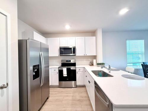 Fort Myers House | The Luxury New Modern Home 3-BR - Heated Pool, Gym close to Downtown, Top Golf