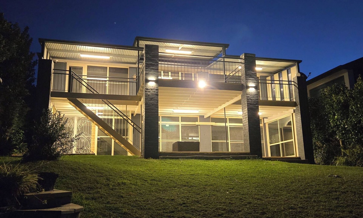 Mannering Park House | The Nautilus at Lake Macquarie | Indoor Heated Pool | Kayaks | Jetty