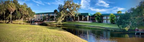Braden River Hotel | The Riverhouse at Christian Retreat Conference Center