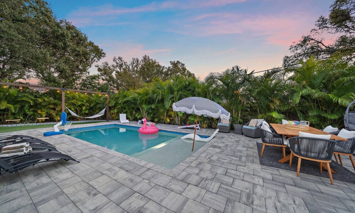 Arlington Park Apartment | The Wisteria Oasis With heated pool and hot tub,cold plunge