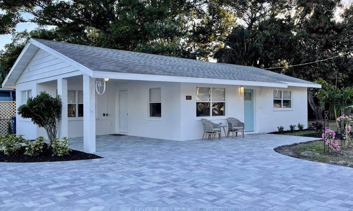 Bradenton House | Tina’s Cottage - Close to Beaches! Welcome to Paradise!