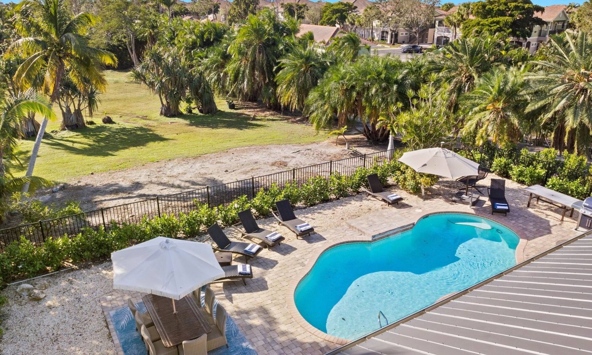 Iona House | Tropical Estate, Heated Pool, Just Minutes to FMB and Sanibel Island