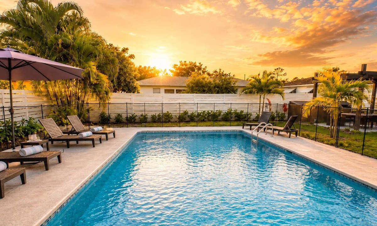 Villas House | Tropical Pool Home Putting Green Guest Suite Near Fort Myers Beach