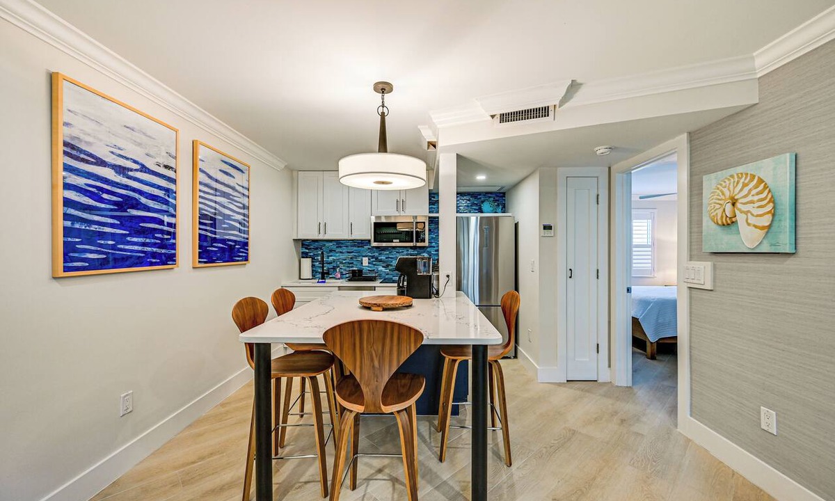 Old Naples Condo | Upscale Naples Condo w/Pool Access: Walk to Pier!