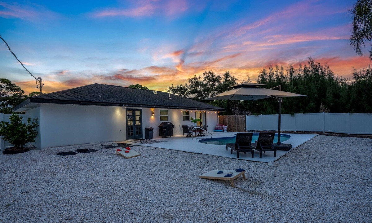 South Venice House | Venice Vibes Stylish Pool home only 2 miles from beach! In Shark tooth capital!