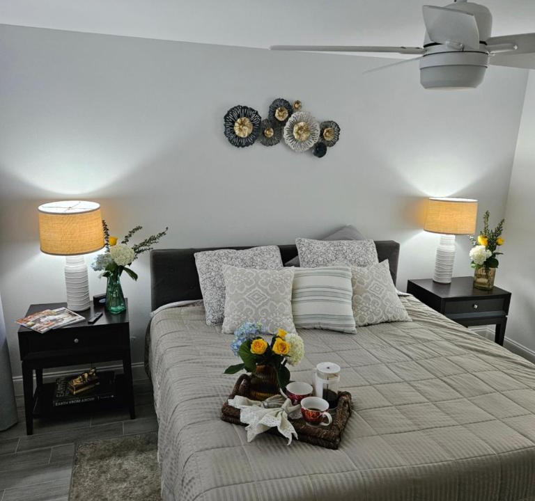 North Naples Apartment | Villa Amalfi -Golf Clubs -Deluxe Sleep-Smart TVs-2 Pools-Pets-Beach-WiFi