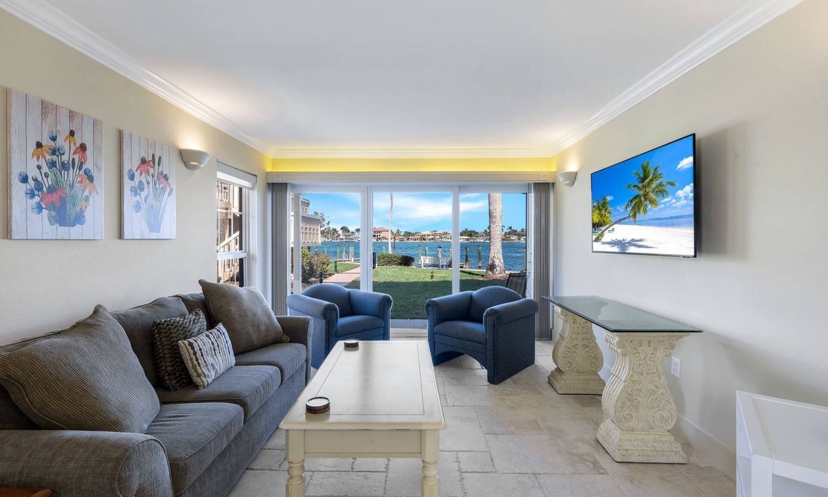 Marco Island Condo | Villa de Marco, cozy water-front 1-bedroom condo on Marco Island Florida