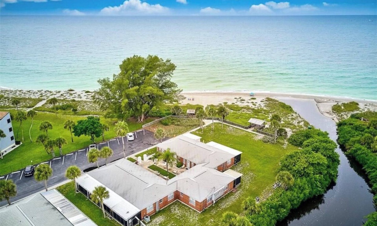 Golden Beach Villa | Vintage Villa 35 , Steps to Beach + Pool