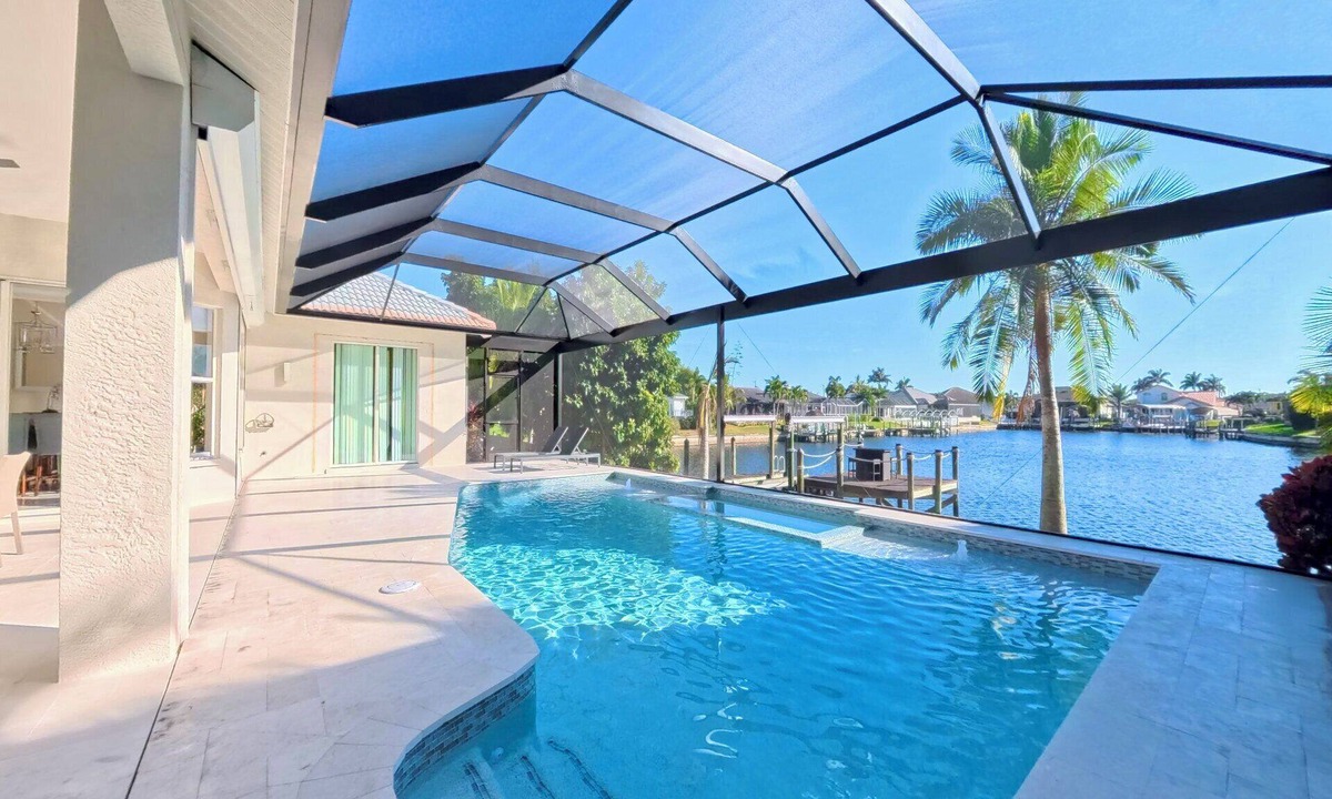 Pelican House | VRCC Villa Alba - waterfront villa with boat dock