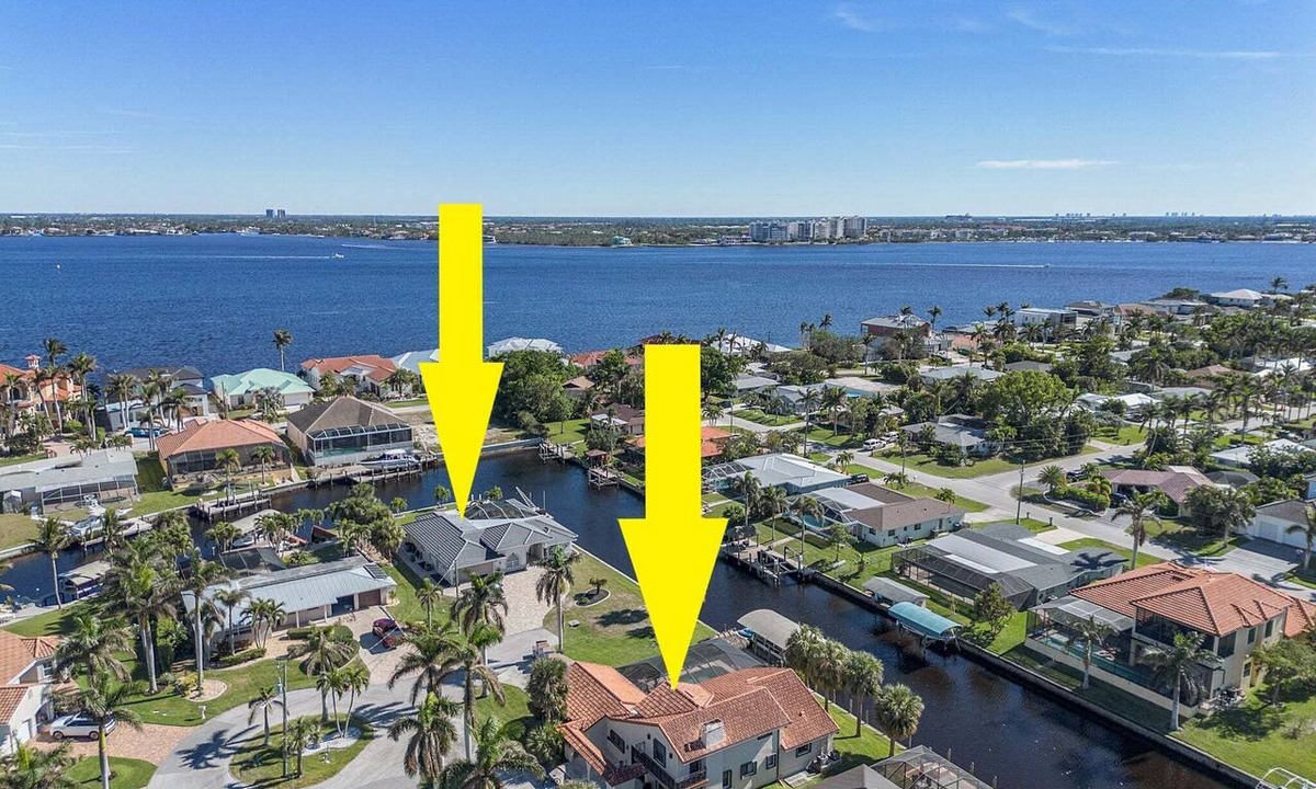 Yacht Club House | Walk to Yacht Club Beach, Pool, Spa & Gulf Access Waterfront Escape - Cozy Corner - Roelens
