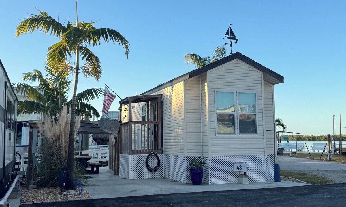 Chokoloskee House | Waterfront 2 bedroom 1 bath with boat slip