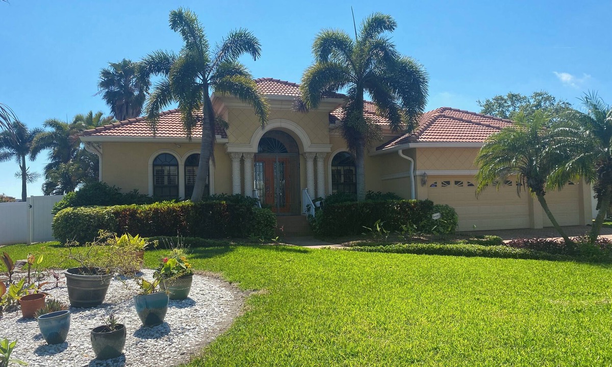 Broadwater House | Waterfront Executive home close to beaches and downtown St. Petersburg