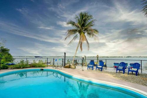 Englewood Villa | Waterfront "Paradise Bay" Wows Guests! Pool & Bay