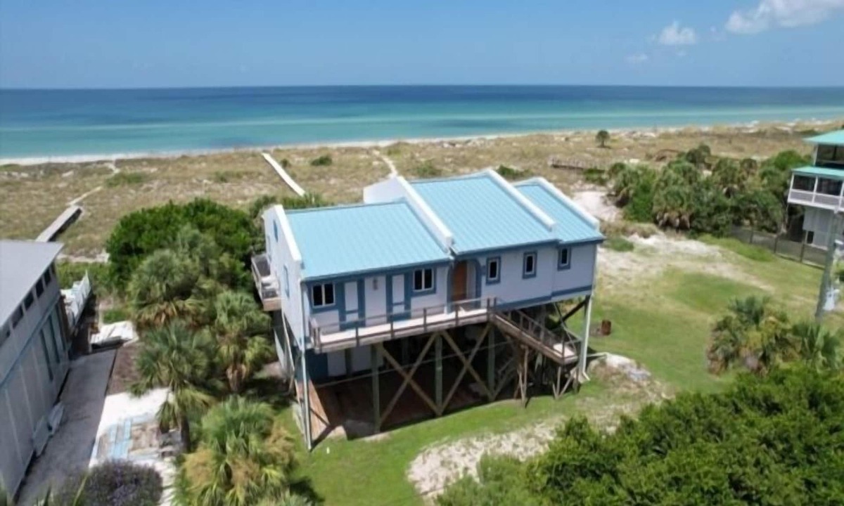 Placida House | Welcome to THE HIVE. A hub for peace and relaxation. DIRECT GULF views