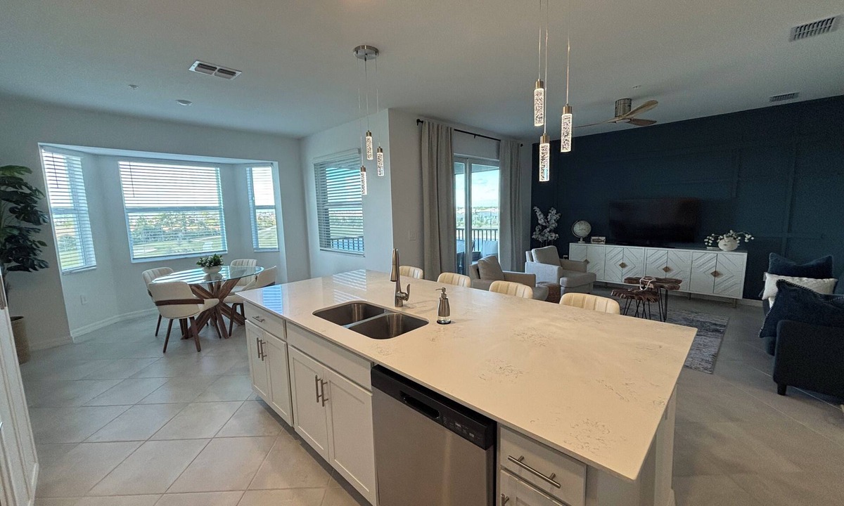 Venice Condo | WELLEN GOLF & COUNTRY CLUB GATAWAY In a Modern Style 2 bd Condo