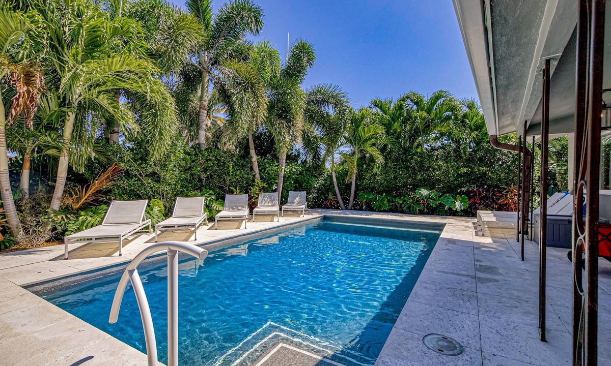 Wilton Manors House | Wilton Manors designer delight with private pool, outdoor kitchen & Florida room