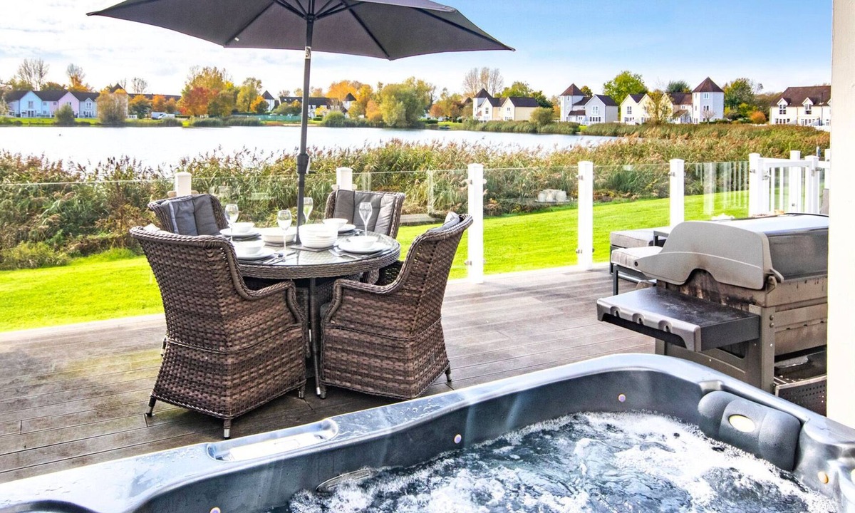 South Cerney House | Windrush Lake 66, Sun Kissed Lodge - Lakeside Holiday Lodge, Hot Tub, Sleeps 8