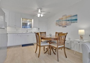 3RD FLOOR STUDIO | POOL-VIEW LANAI | KING BED | FREE PARKING | STEPS TO BONITA BEACH