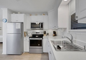 3RD FLOOR STUDIO | POOL-VIEW LANAI | KING BED | FREE PARKING | STEPS TO BONITA BEACH