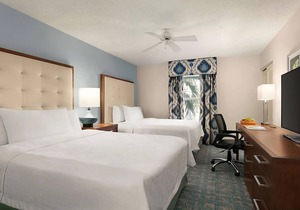 Great Location! Outdoor Pool, Minutes to Bell Tower Shops and Fish Tale Marina!