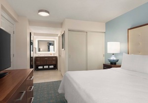 Great Location! Outdoor Pool, Minutes to Bell Tower Shops and Fish Tale Marina!