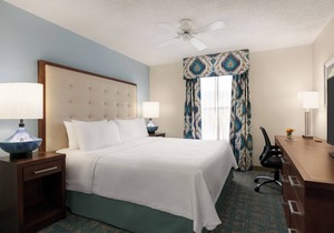 Great Location! Outdoor Pool, Minutes to Bell Tower Shops and Fish Tale Marina!