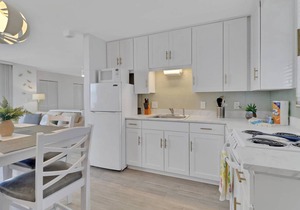 GULF VIEW | 8TH FLOOR STUDIO | 2 FULL BEDS | FREE PARKING + WIFI | BEACH GEAR