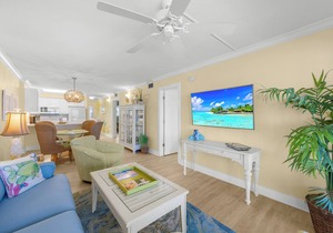 Mariner Pointe 1042: Gorgeous & Expansive Bay Front Views & Great Location!