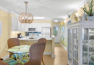 Mariner Pointe 1042: Gorgeous & Expansive Bay Front Views & Great Location!