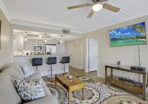 Tropical beachfront condo w/pool, patio & grill in Marco Island