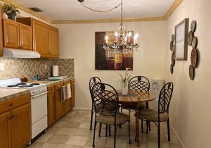 WARM MINERAL SPRINGS SPACIOUS LAKEFRONT APARTMENT