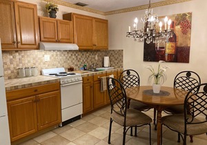 WARM MINERAL SPRINGS SPACIOUS LAKEFRONT APARTMENT
