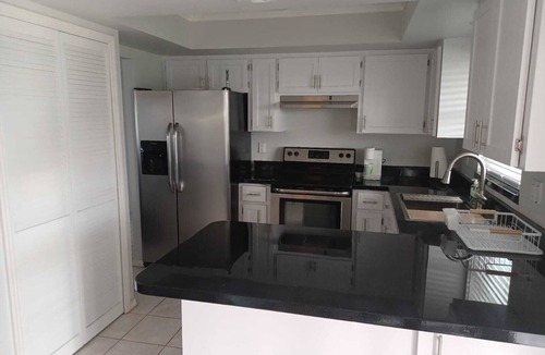 Englewood East House | 10 min. from the beach, pet-friendly, fenced yard.