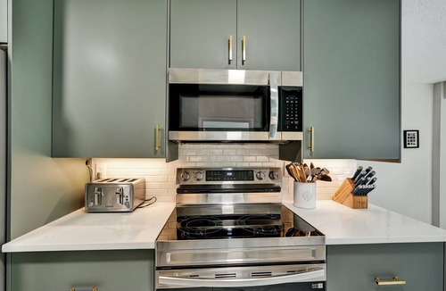 Southgate House | 10 Minutes to Siesta Key Beach! 3-bedroom renovated pool house close to it all