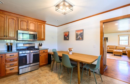 Jay House | 100 Private Acres, Mountain Views, Local Coffee Provided, Dog Friendly