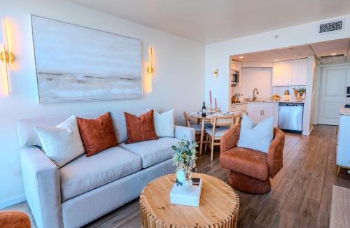 Fort Myers River District Apartment | 17th Floor Riverfront - Downtown - Pool & Gym