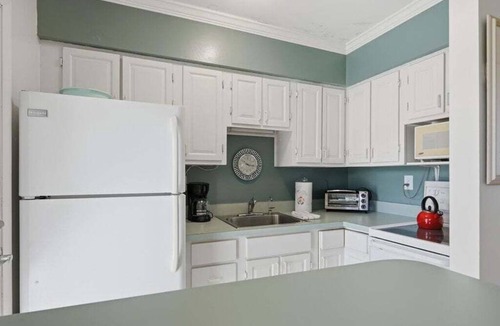 Marco Island Condo | 1BR Marco Island condo with pool, WiFi, kitchen, and heated pool.