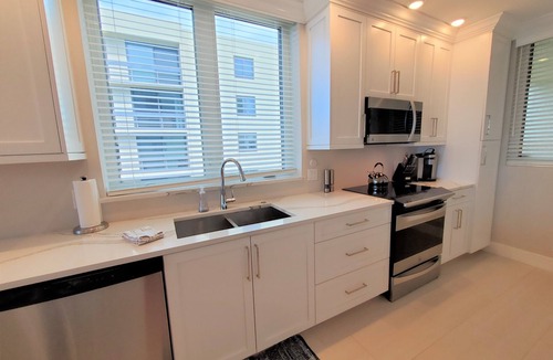 Longboat Key Condo | 2/2 Corner Beachfront Condo, Pool, Fitness, Tennis