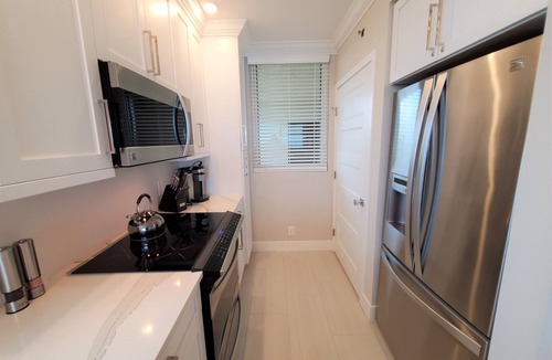 Longboat Key Condo | 2/2 Corner Beachfront Condo, Pool, Fitness, Tennis