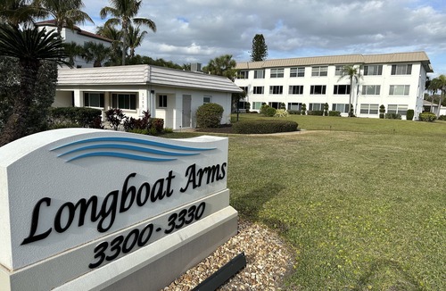 Longboat Key Apartment | 2 Bedroom Longboat Key Beachside Paradise. Steps from the Beach!