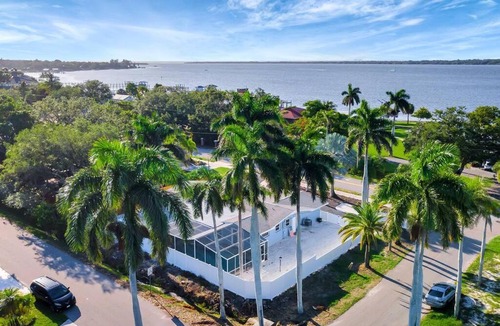 Palma Sola House | 2 Masters Spa Pool Yard Games Upscale Area