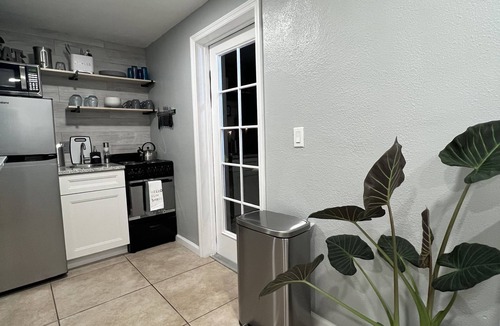 Gulf Gate Estates Villa | 2 Miles from Siesta Key - Modern Apartment w/hot tub