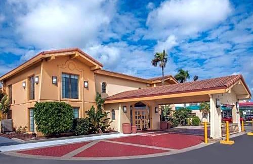 Fort Myers Hotel | 2-Star Hotel ∙ La Quinta Inn by Wyndham Fort Myers Central