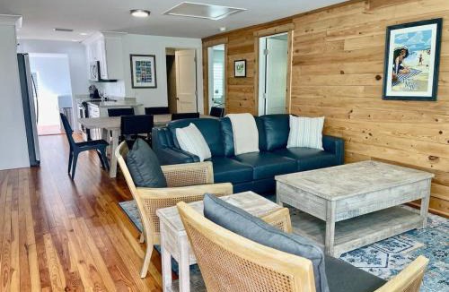 Hills T P House | 231 Pearl Street, short walk to the beach